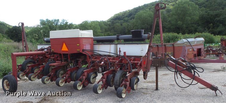 image for item FU9372 International 800 air seeder
