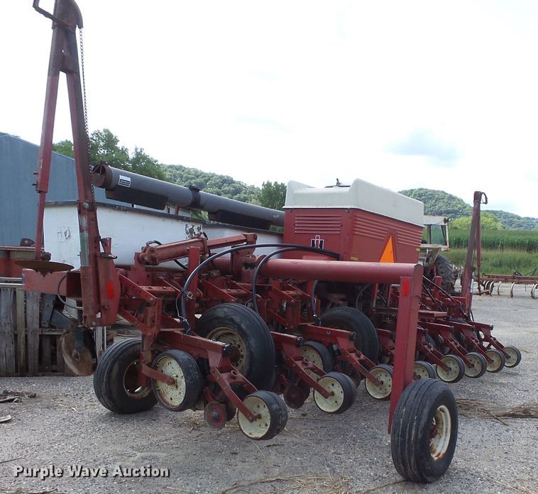 image for item FU9372 International 800 air seeder