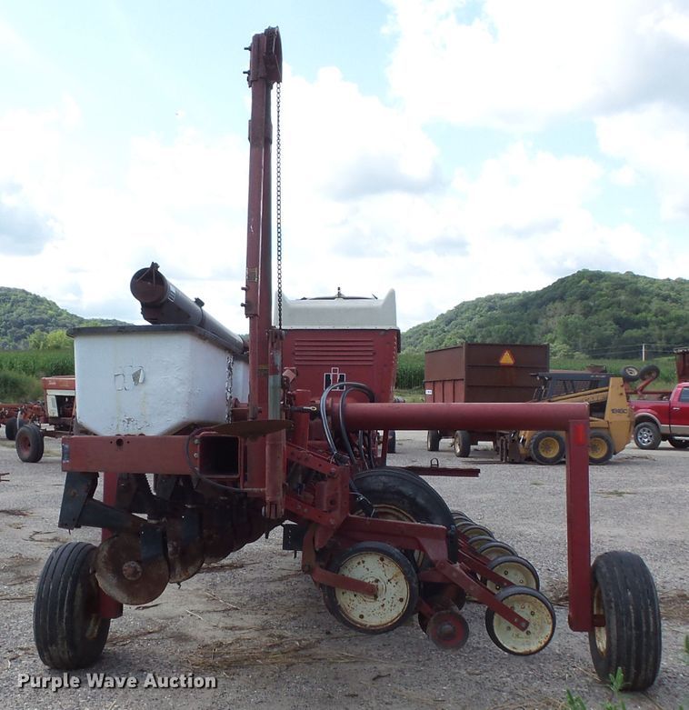 image for item FU9372 International 800 air seeder