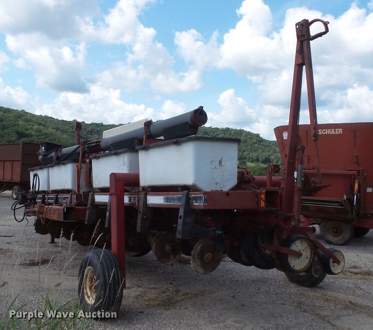 image for item FU9372 International 800 air seeder