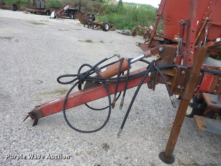 image for item FU9372 International 800 air seeder