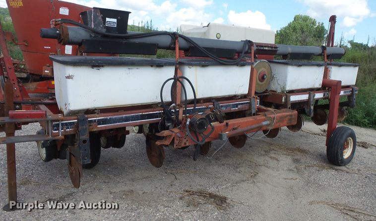 image for item FU9372 International 800 air seeder