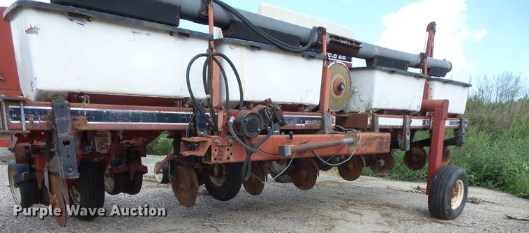 image for item FU9372 International 800 air seeder