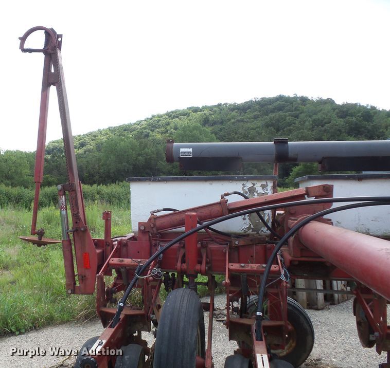 image for item FU9372 International 800 air seeder