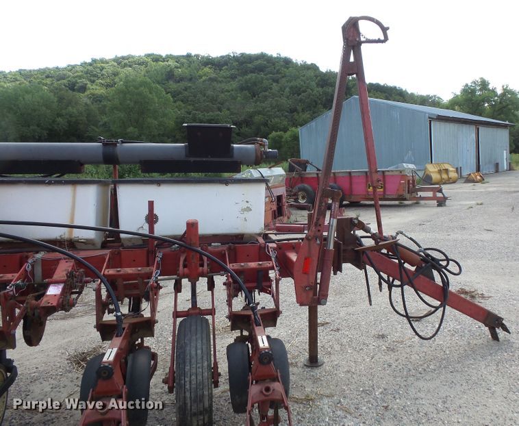 image for item FU9372 International 800 air seeder