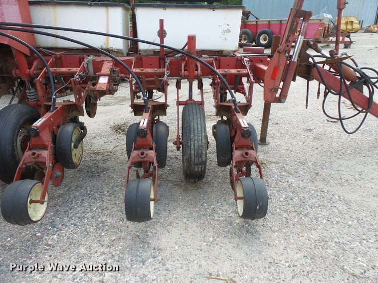 image for item FU9372 International 800 air seeder