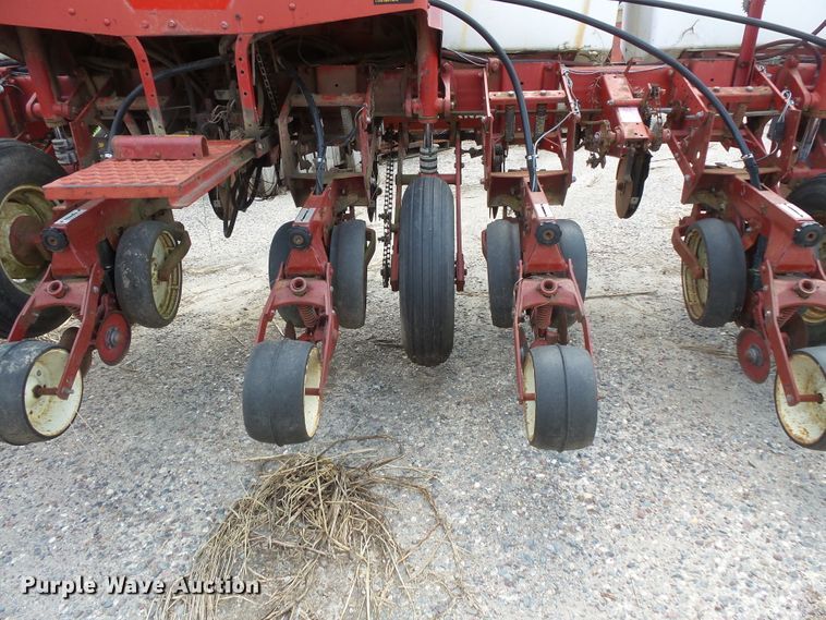 image for item FU9372 International 800 air seeder