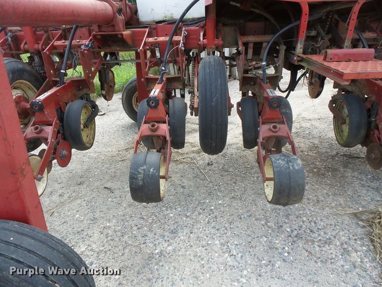 image for item FU9372 International 800 air seeder