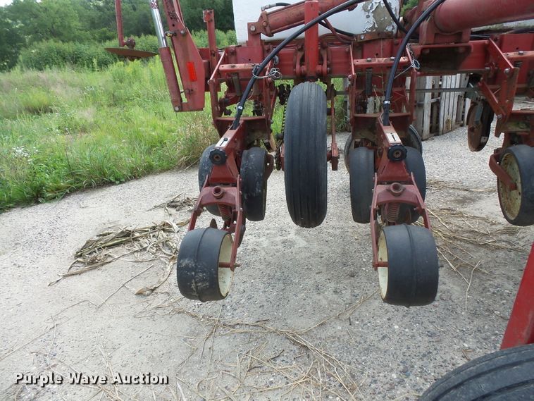 image for item FU9372 International 800 air seeder
