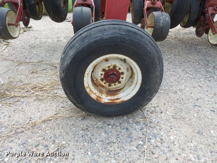 image for item FU9372 International 800 air seeder