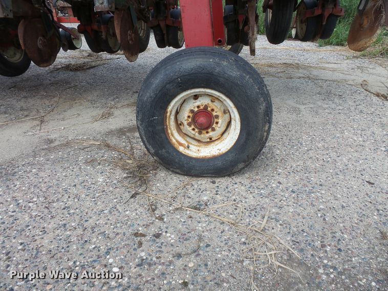 image for item FU9372 International 800 air seeder