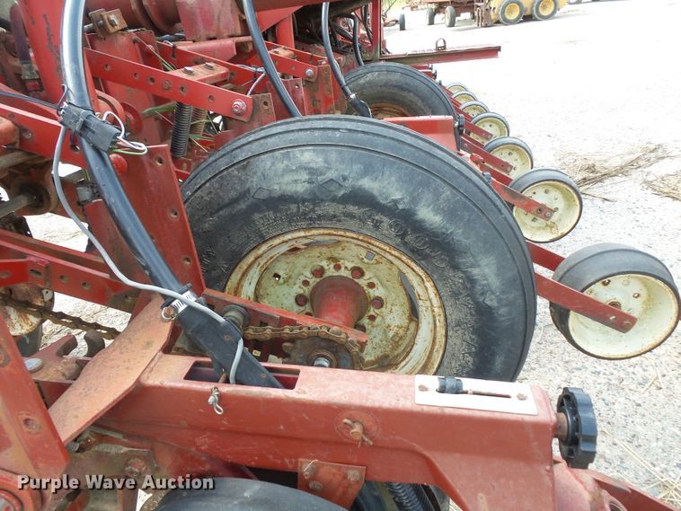 image for item FU9372 International 800 air seeder