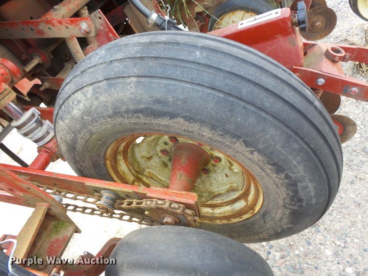 image for item FU9372 International 800 air seeder