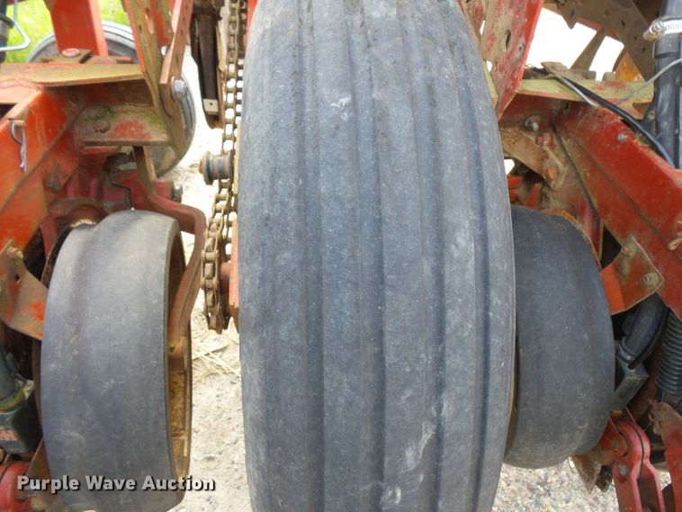 image for item FU9372 International 800 air seeder