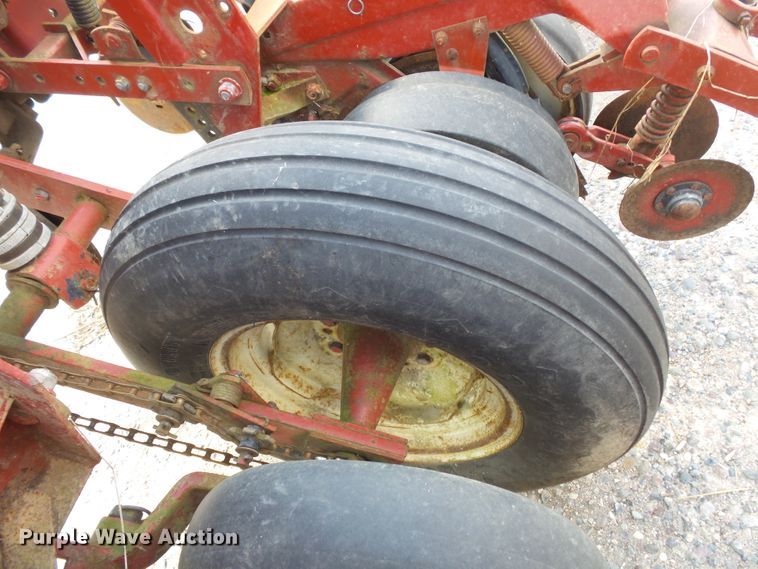 image for item FU9372 International 800 air seeder