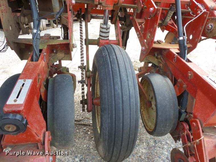 image for item FU9372 International 800 air seeder