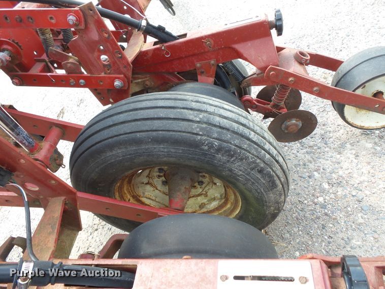 image for item FU9372 International 800 air seeder