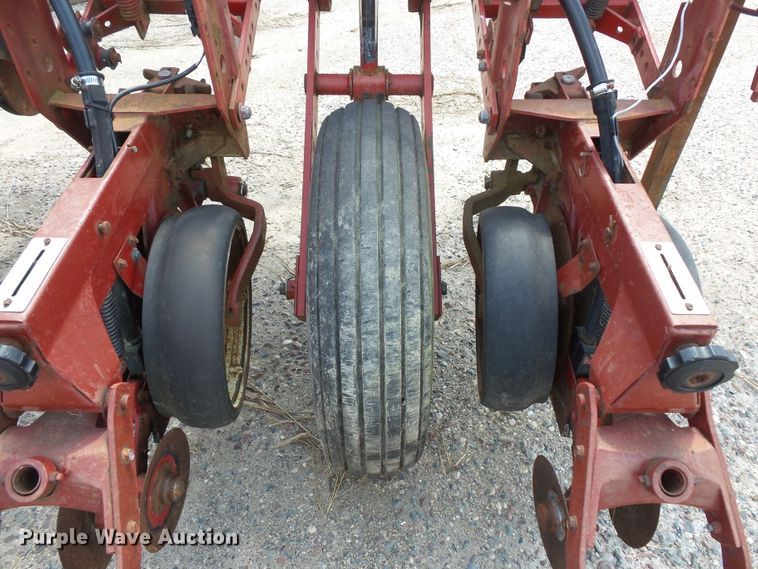 image for item FU9372 International 800 air seeder
