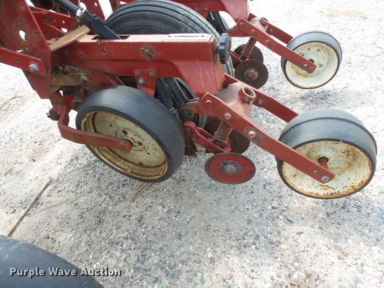 image for item FU9372 International 800 air seeder