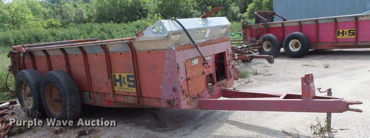 image for item FU9374 H&S 370 manure spreader