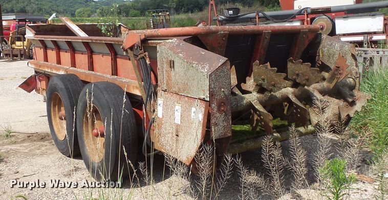 image for item FU9374 H&S 370 manure spreader