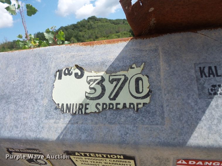 image for item FU9374 H&S 370 manure spreader
