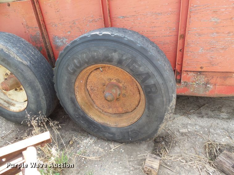 image for item FU9374 H&S 370 manure spreader