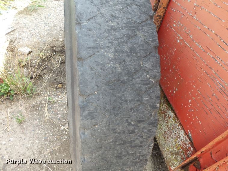 image for item FU9374 H&S 370 manure spreader