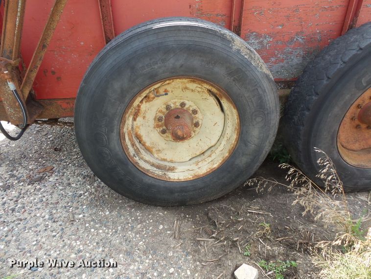 image for item FU9374 H&S 370 manure spreader