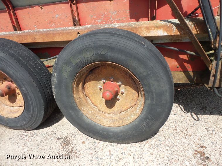 image for item FU9374 H&S 370 manure spreader