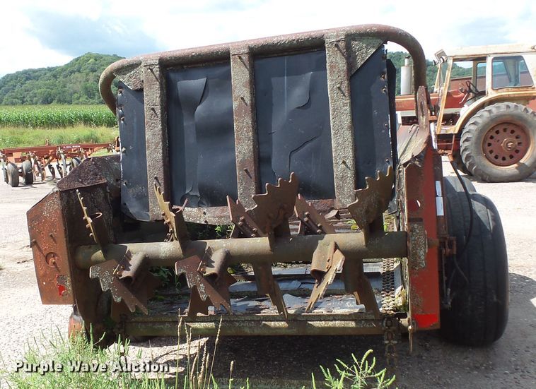 image for item FU9376 H&S 430 manure spreader