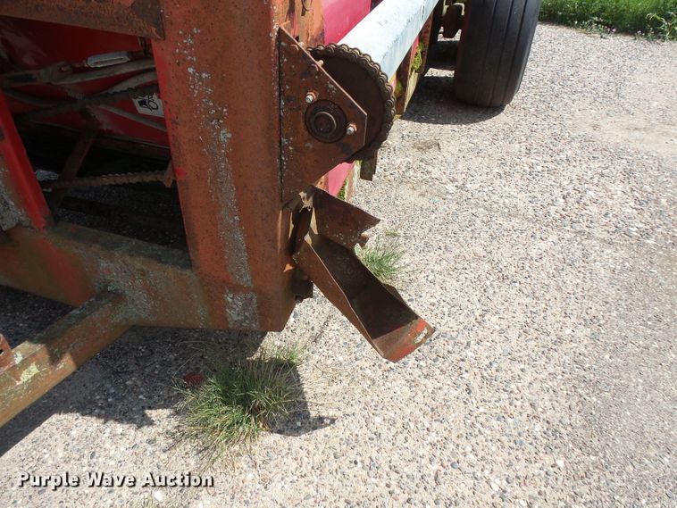 image for item FU9376 H&S 430 manure spreader