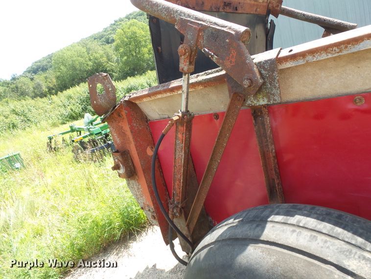 image for item FU9376 H&S 430 manure spreader