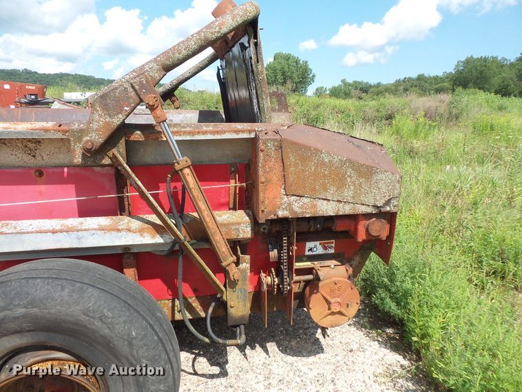 image for item FU9376 H&S 430 manure spreader