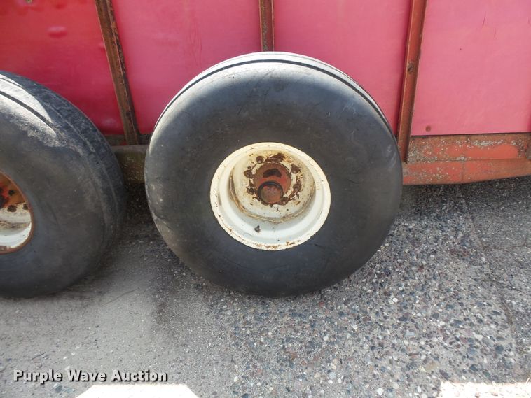 image for item FU9376 H&S 430 manure spreader