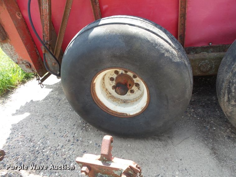 image for item FU9376 H&S 430 manure spreader