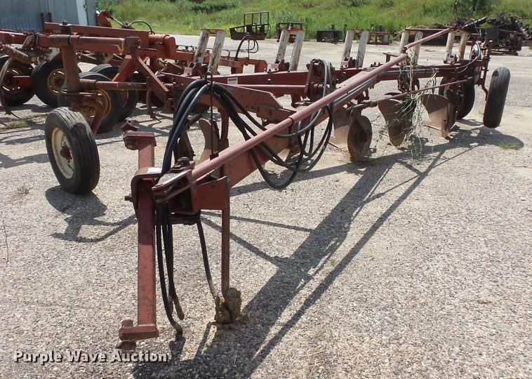 image for item FU9378 International 710 five bottom plow