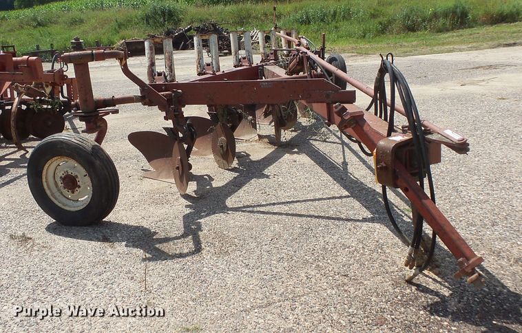image for item FU9378 International 710 five bottom plow