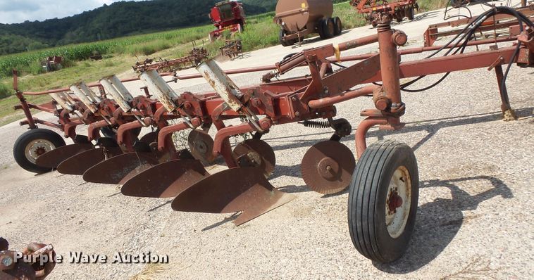 image for item FU9378 International 710 five bottom plow