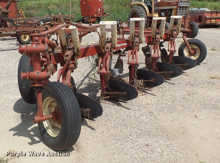 image for item FU9378 International 710 five bottom plow