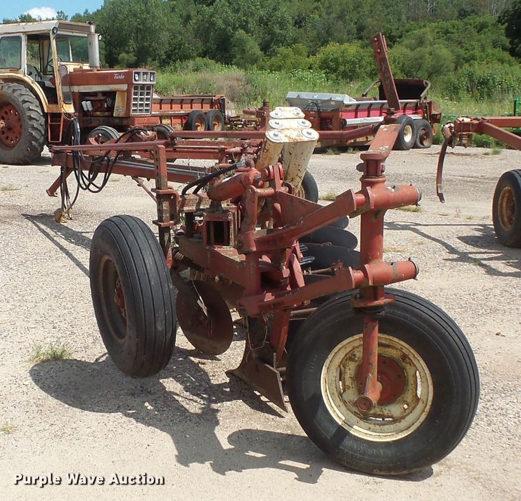 image for item FU9378 International 710 five bottom plow