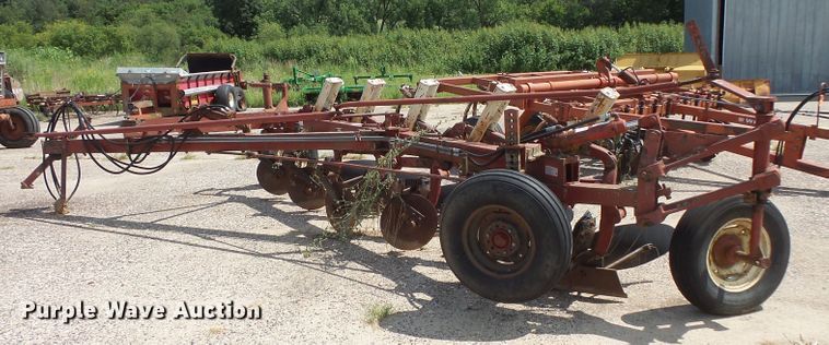image for item FU9378 International 710 five bottom plow