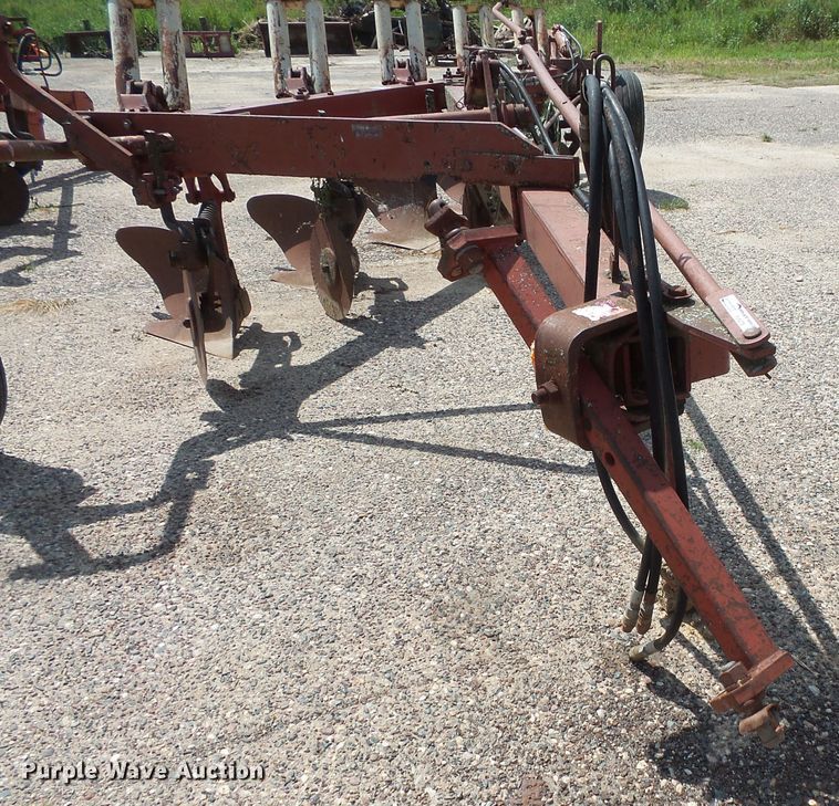 image for item FU9378 International 710 five bottom plow