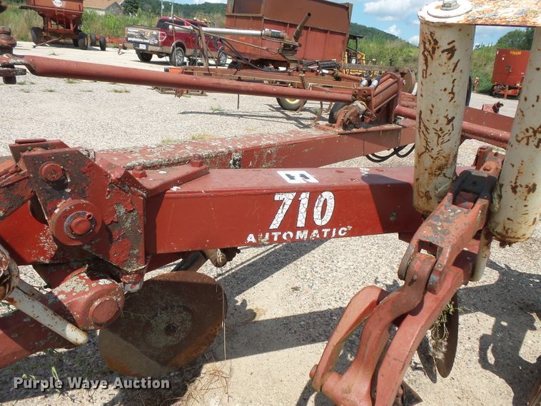 image for item FU9378 International 710 five bottom plow