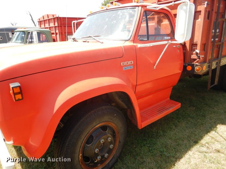 image for item FY9709 1975 Dodge D600 grain truck