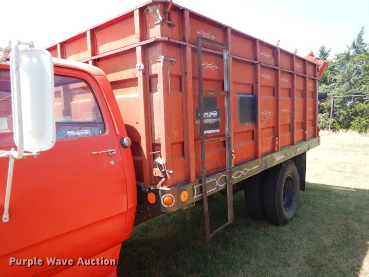 image for item FY9709 1975 Dodge D600 grain truck