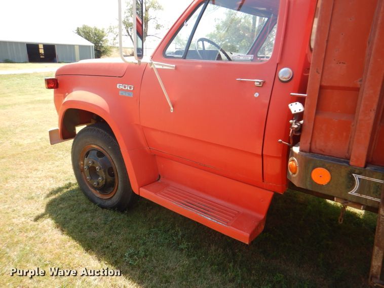 image for item FY9709 1975 Dodge D600 grain truck