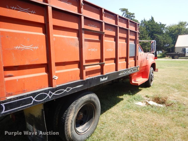 image for item FY9709 1975 Dodge D600 grain truck