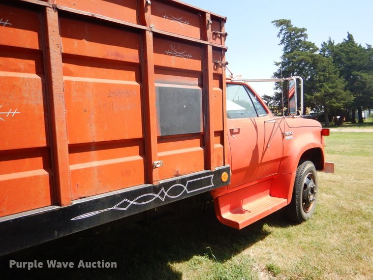 image for item FY9709 1975 Dodge D600 grain truck