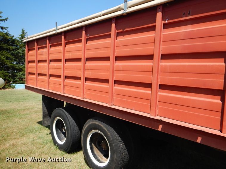 image for item FY9710 1977 Ford 7000 grain truck